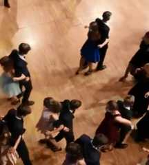 فيديو غريب لطلاب يرقصون يثير غضبا على ”تويتر” بشأن ”إجراءات كوفيد-19 المضحكة”