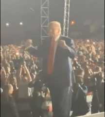 بالفيديو.. لإظهار تعافيه من كورونا.. ترامب يرقص في تجمع انتخابي