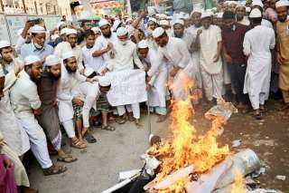 حشد غاضب  فى بنغلاديش يقتل رجلا ويحرقه بتهمة ”تدنيس” القرآن