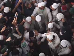 بلفيديو.. الآلاف في استقبال رجل دين إسلامي معروف بعد غيابه ثلاث سنوات بإندونيسيا