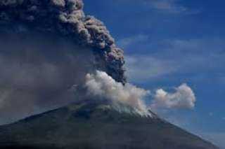 بالفيديو.. بركان إندونيسي ”يستيقظ من النوم” فجأة ويجبر المئات على الإجلاء 