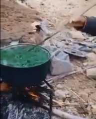 بالفيديو.. عائلات إيرانية تطهو ”البرسيم” وسط البلاد