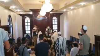 بالفيديو.. مجموعة من اليهود يحيون طقوس البلوغ في الإمارات