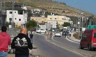 المستوطنون يغلقون الشوارع ويحطمون مركبات فلسطينية بالضفة الغربية 
