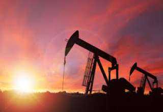 النفط يتكبد مزيدا من الخسائر مع استمرار المخاوف من سلالة كورونا الجديدة