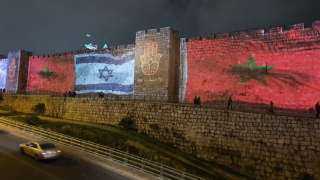 السلطات الإسرائيلية تضع أعلام ضخمة للمغرب على أسوار القدس إلى جانب العلم الإسرائيلي