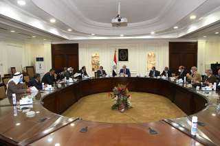 وزير الإسكان يلتقى أعضاء مجلسى النواب والشيوخ بمحافظة شمال سيناء للاستماع إلى مطالبهم