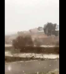بالفيديو.. الثلوج تتساقط على منطقة في السعودية