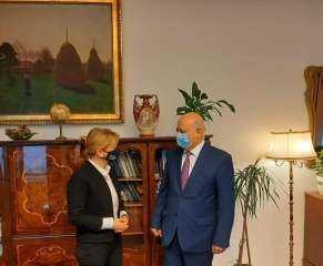 السفير المصري في بودابست يلتقي وزيرة الدولة المُشرفة على برنامج المنح ومديرة الأكاديمية الدبلوماسية المجرية