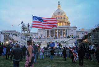 واشنطن بوست: ما لا يقل عن 300 من مثيري الشغب تسللوا إلى الكونغرس يوم مهاجمته