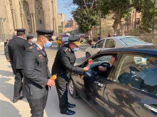 الاجهزة الامنية بالقاهرة توزع إرشادات المرور والورود على المواطنين بمناسبة عيد الشرطة