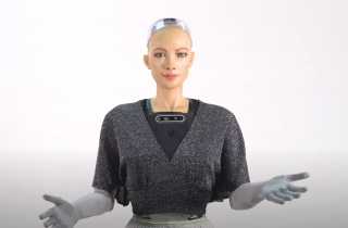 صانعو ”صوفيا” يخططون لإنتاج آلاف الروبوتات ”النابضة بالحياة” بحلول نهاية عام 2021