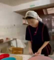 بالفيديو.. فتاة كازاخستانية تضطر للعمل في مقهى بسبب جمالها
