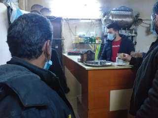 ضبط 21 مخالفة لعدم الالتزام بالإجراءات الوقائية واغلاق مركز للدروس ومقهى بمدينة المنيا