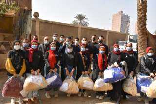 جامعة القاهرة توزع 145 بطانية وتقدم  مساعدات إنسانية لأهالي عشش السودان بالجيزة