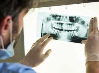 طبيبان سعوديان يحصلان على براءة اختراع أمريكية لابتكارهما أدوات مستحدثة في طب تقويم الأسنان