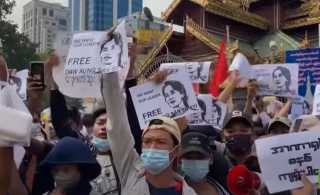 تواصل المظاهرات فى ميانمار والشرطة تستخدم خراطيم المياه لتفريق المتظاهرين