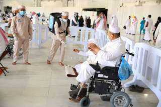 خدمات متميزة تقدمها ”شؤون الحرمين” لذوي الإعاقة السمعية والبصرية بالمسجد الحرام