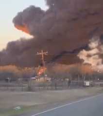 شاهد.. انفجار كبير وسط تكساس الأمريكية في حادث اصطدام شاحنة بقطار محمل بالفحم والبنزين
