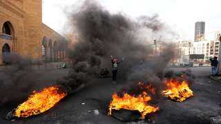 المتظاهرون فى لبنان يواصلون قطع الطرقات بالإطارات المشتعلة احتجاجا على الأوضاع المعيشية
