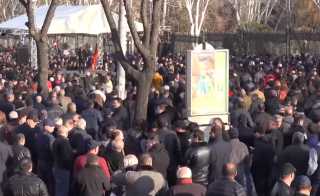 إجراءات أمنية مشددة في يريفان وتواصل الاحتجاجات المطالبة باستقالة باشينيان