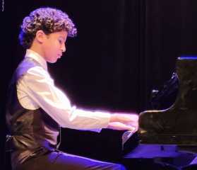النجم خالد النبوى يستمع لعزف ابنه زياد على البيانو فى الأوبرا