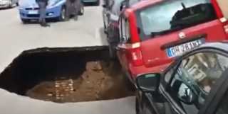 بالفيديو.. انهيار أرضي يبتلع سيارة في إيطاليا