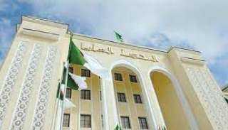 محكمة جزائرية تصدر أمرا باعتقال 9 مسؤولين سابقين 