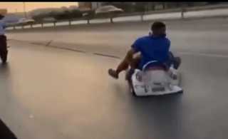 بالفيديو.. الشرطة العمانية تضبط أشخاصا متهورين عرضوا حياتهم لخطر الموت