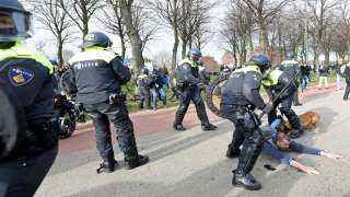 اعتقال 58 شخصا بسبب التظاهرات احتجاحا على الاجراءات التقيدية ضد الفيروس فى هولندا
