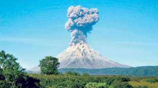 بركان إندونيسيا يثور من جديد وتحذيرات بالابتعاد عن منحدراته