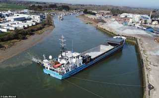جنوح سفينة شحن في نهر ”آرون” ببريطانيا