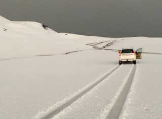 بالفيديو.. في مشهد غير معتاد مع اقتراب الصيف.. الثلوج تغطي حائل السعودية