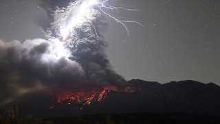 ثوران بركان ساكوراجيما الياباني والسلطات تحذر من حممه