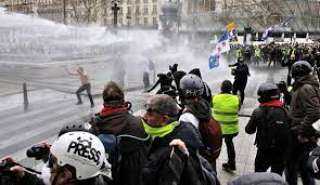 تظاهرات في فرنسا بمناسبة عيد العمال.. والشرطة تتدخل