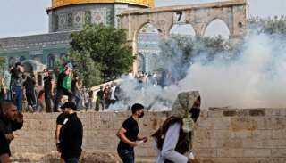 القدس ساحة حرب.. مئات الاصابات وعشرات المعتقلين في باحات الأقصى