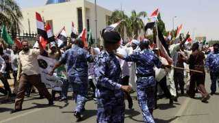 السودان.. الآلاف يحيون ذكرى ”فض اعتصام القيادة” والجيش يفرقهم 