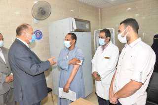 محافظ أسيوط يتفقد سير العمل بمركز تطعيم المواطنين بلقاح كورونا بمستشفى الإيمان العام