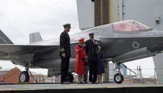 ملكة بريطانيا تتفقد حاملة طائرات جديدة في طريقها للفلبين