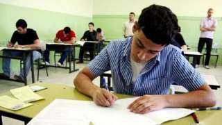 طلاب الصف الثالث الثانوي يبدأون امتحان اللغة العربية التجريبي