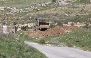 الاحتلال الاسرائيلى يغلق دير نظام بالسواتر الترابية والبوابات الحديدية