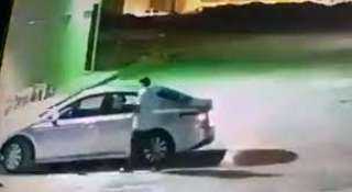  لص يسرق سيارة بداخلها امرأة في السعودية.. فيديو 