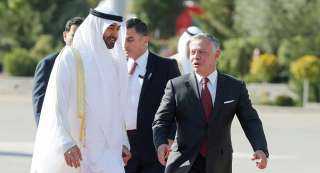 الملك عبدالله الثاني وولي عهده يستقبلان محمد بن زايد في مطار ماركا