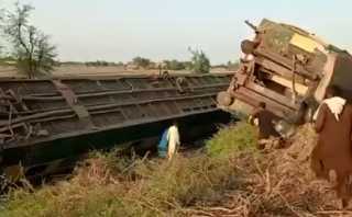 مصرع 30 شخصا فى حادث تصادم قطارين جنوب باكستان