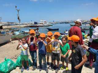البيئة تنفذ حملة للتوعية وتنظيف شاطئ رأس التين بالاسكندرية بمشاركة متطوعين وأطفال