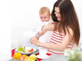 أطعمة مفيدة ينصح بتناولها وأخرى ضارة يجب تجنبها.. خلال فترة الرضاعة