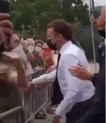 بالفيديو.. رجل يصفع ماكرون على وجهه أثناء جولة في فرنسا