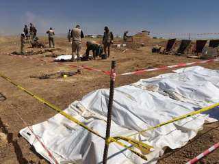 العراق.. الكشف عن مقبرتين جماعيتين لضحايا ”داعش” في الموصل