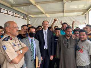 رئيس البعثة الدبلوماسية المصرية في طرابلس يعلن إطلاق سراح ٩٠ مواطنًا مصريًا كانوا محتجزين في مقر الهجرة