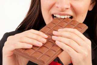بدء اليوم بالشوكولاتة قد يحمل فوائد غير متوقعة للنساء بعد سن اليأس